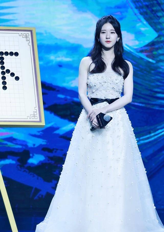 赵露思|赵露思娃娃脸有肉感，淡妆清纯感十足，“微胖身材”挺可爱