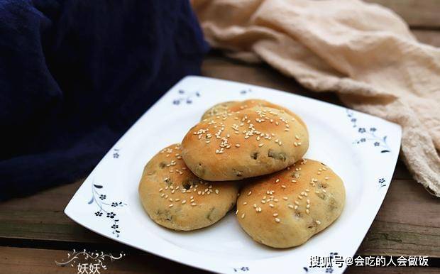 做法|这小饼外焦内软，咸香可口，连吃三个都吃不够，学会了烤箱不闲置