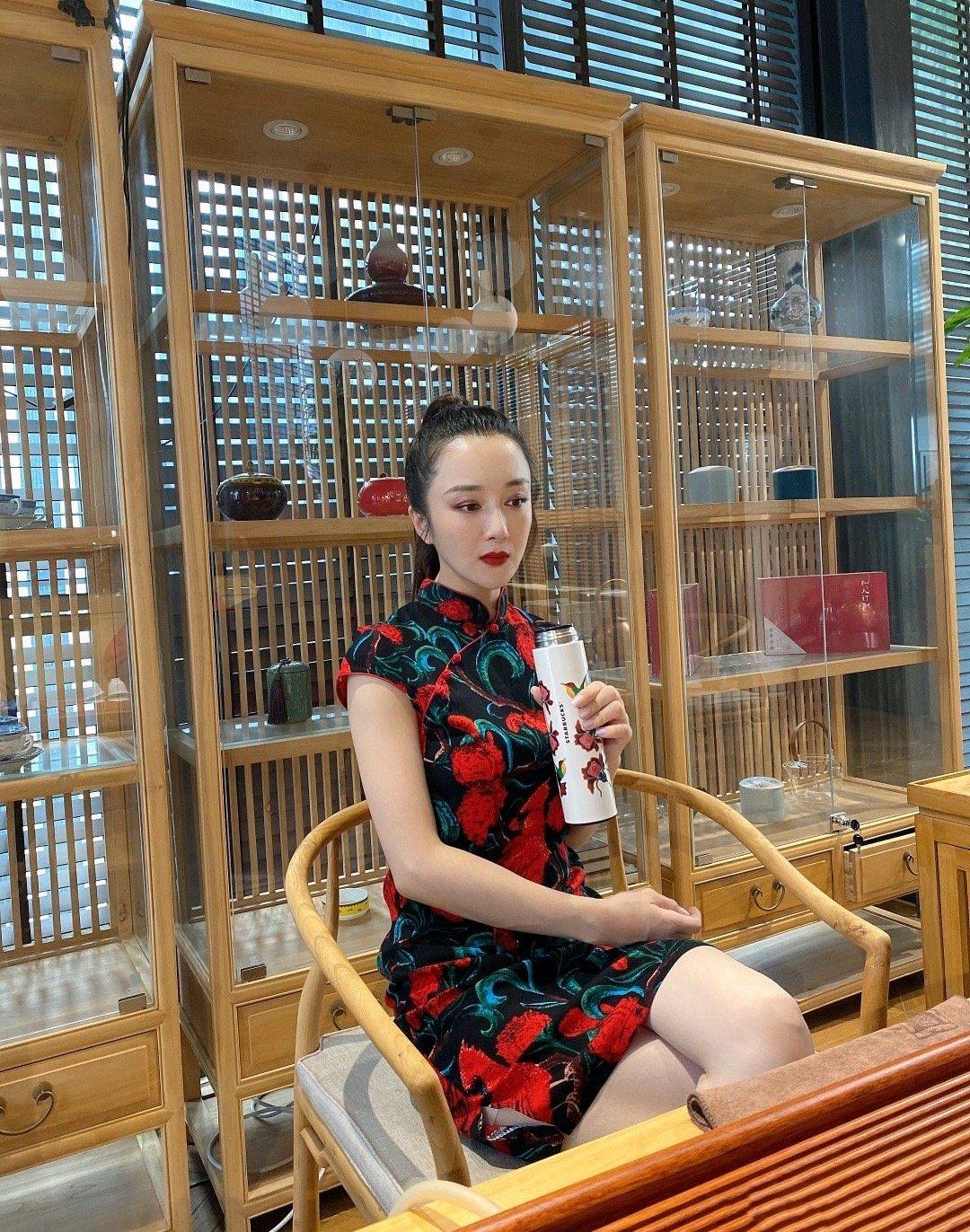 黑色|“坏女人专业户”李依晓,红黑色印花旗袍亮相,现实比剧中美太多