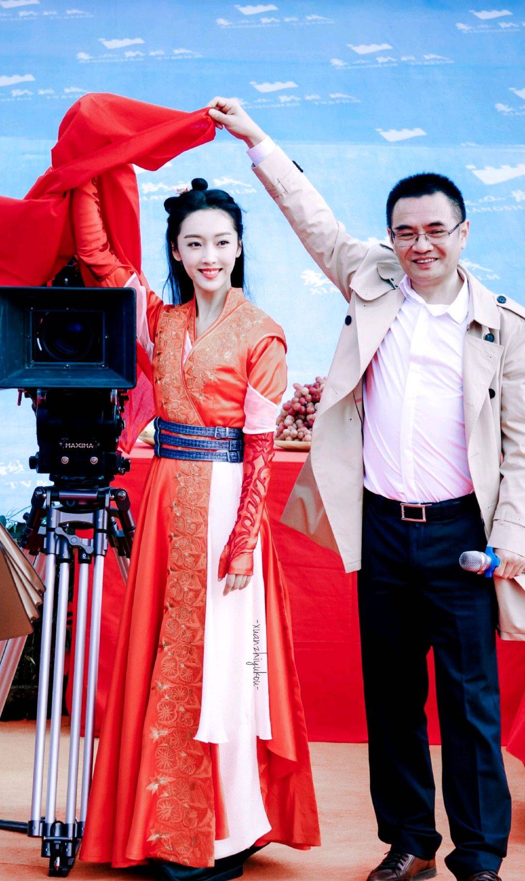 黑色|“师姐”宣璐新剧造型又飒又仙，一袭红裙尽显女侠风采，梨涡太美