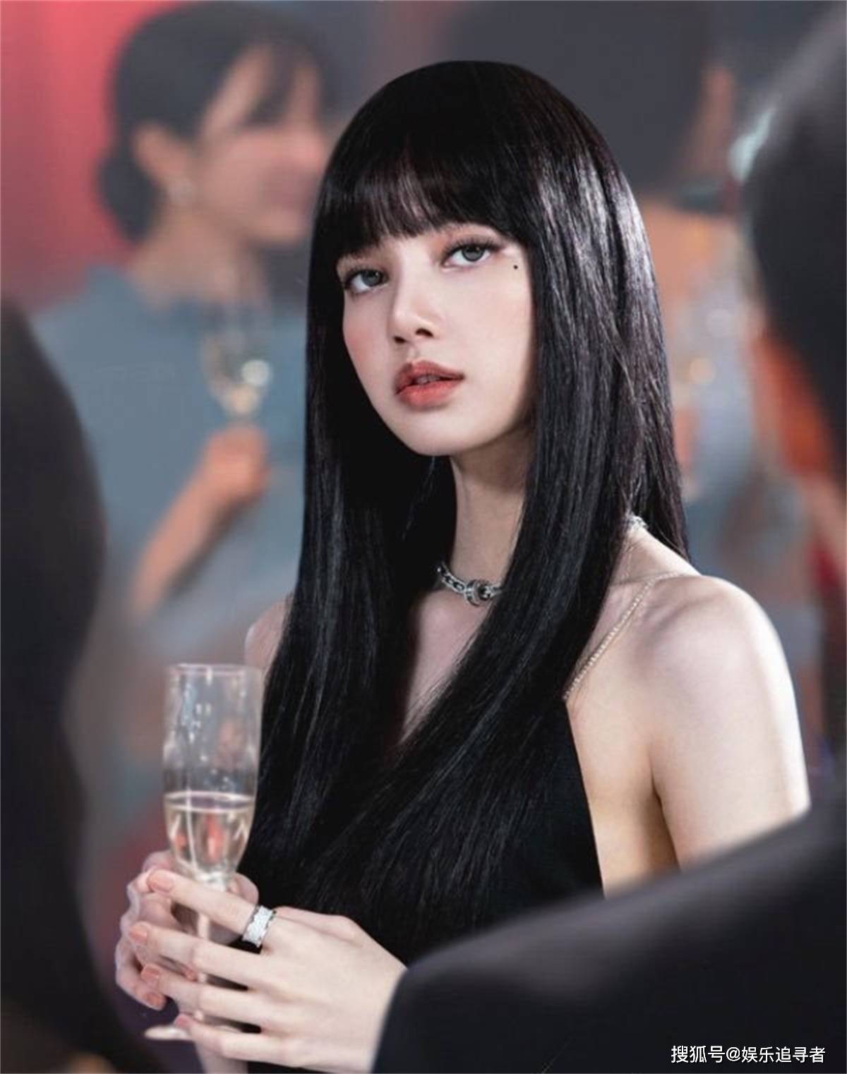 一身|BLACKPINK Lisa穿着一身宝格丽服装,需要花费多少钱?