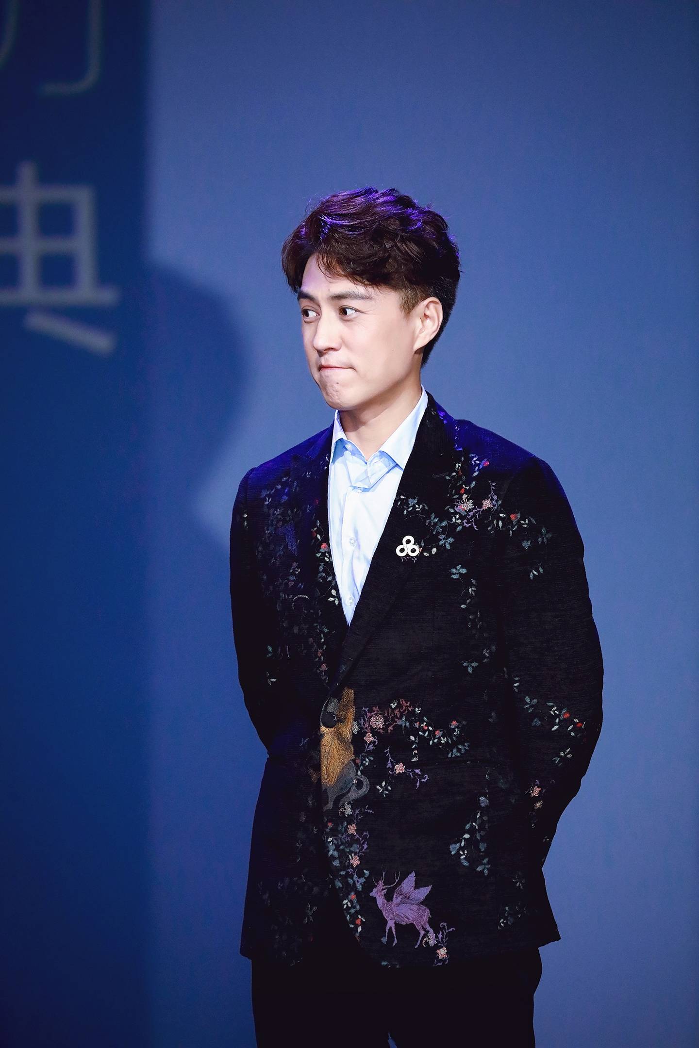 经典|43岁靳东喜欢上了“印花元素”，这种华丽高雅风格只有他可以驾驭