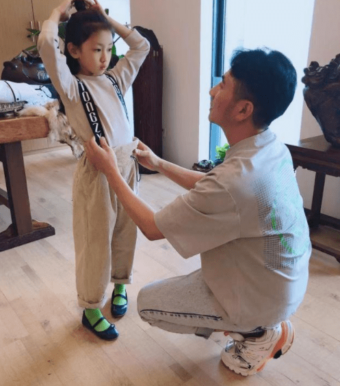 原创林生斌外出就餐被偶遇心情沉重面无表情妻子小乐未现身