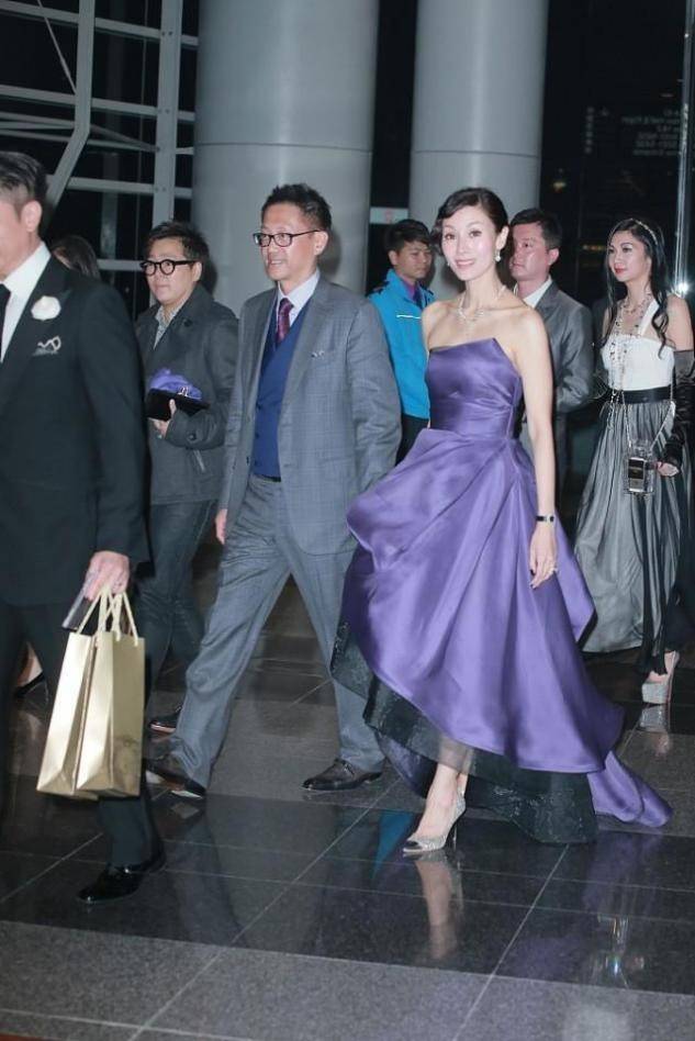 设计|李嘉欣对得起“港姐”称号，50多岁皮肤紧实，紫色礼服也能驾驭