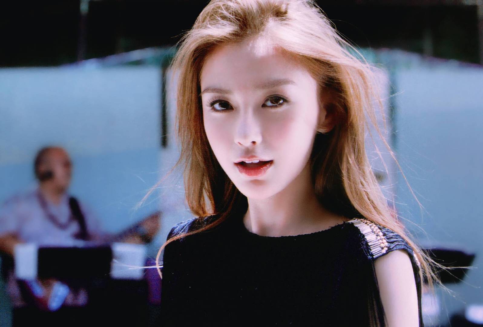 发丝|Angelababy早期清纯美颜照曝光，比现在还要美上几分，混血小公主