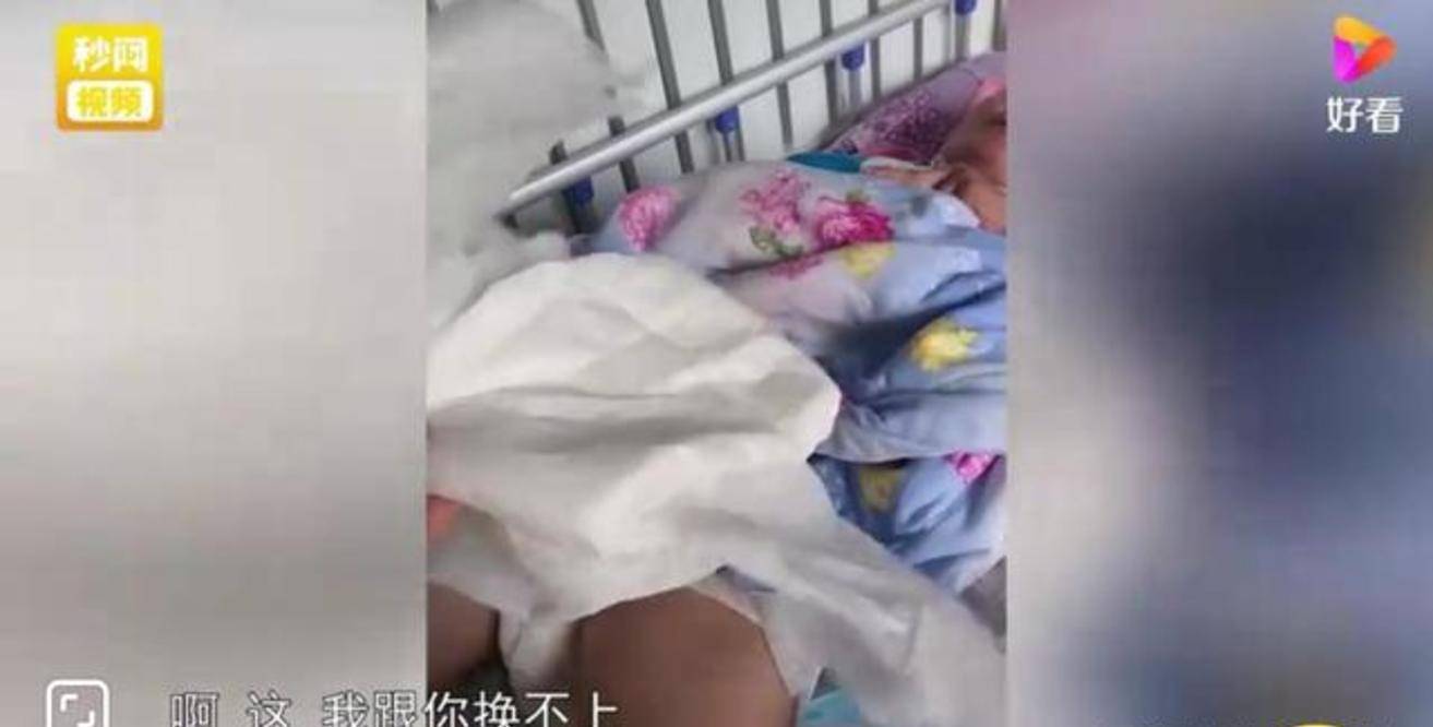 心酸河北一女兒因覺尷尬不願給癱瘓在床的老父親換紙尿褲