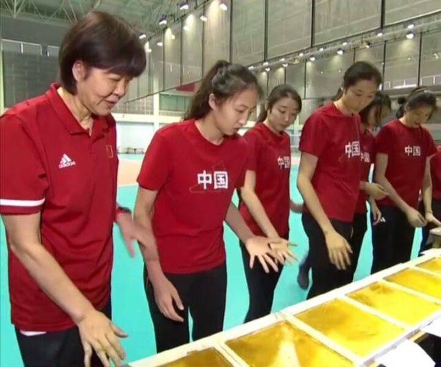 中国女排|意气风发！中国女排出战奥运会，61岁郎平换新发型好年轻，状态绝佳