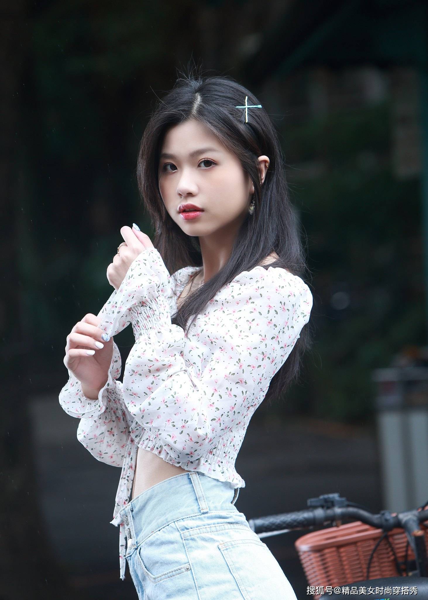 整体|碎花的小衬衫搭配牛仔短裤，青春甜美气息浓郁