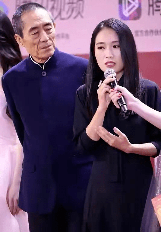 设计|张艺谋长女越来越美，穿黑色长裙优雅迷人，同框老爸气场丝毫不输