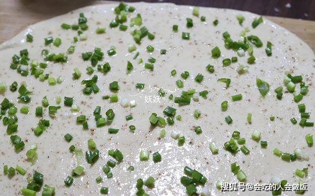 做法|这小饼外焦内软，咸香可口，连吃三个都吃不够，学会了烤箱不闲置