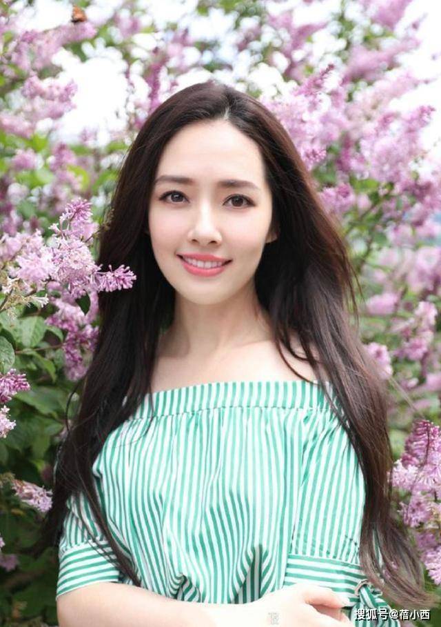 出圈|郭碧婷难怪能嫁入豪门,穿一字肩条纹裙凹造型,就轻松美出圈了