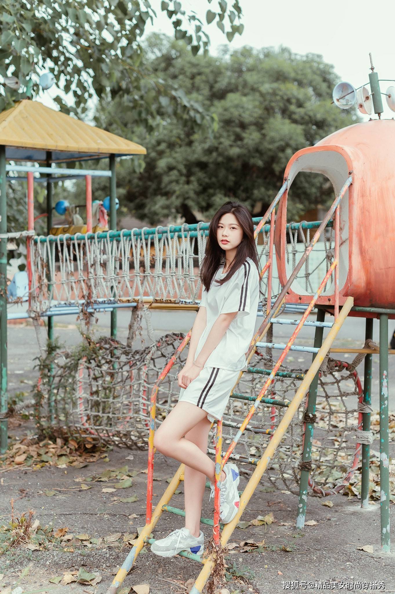 个性|白色运动套装，简约的款式很是休闲舒适，青春减龄个性时尚