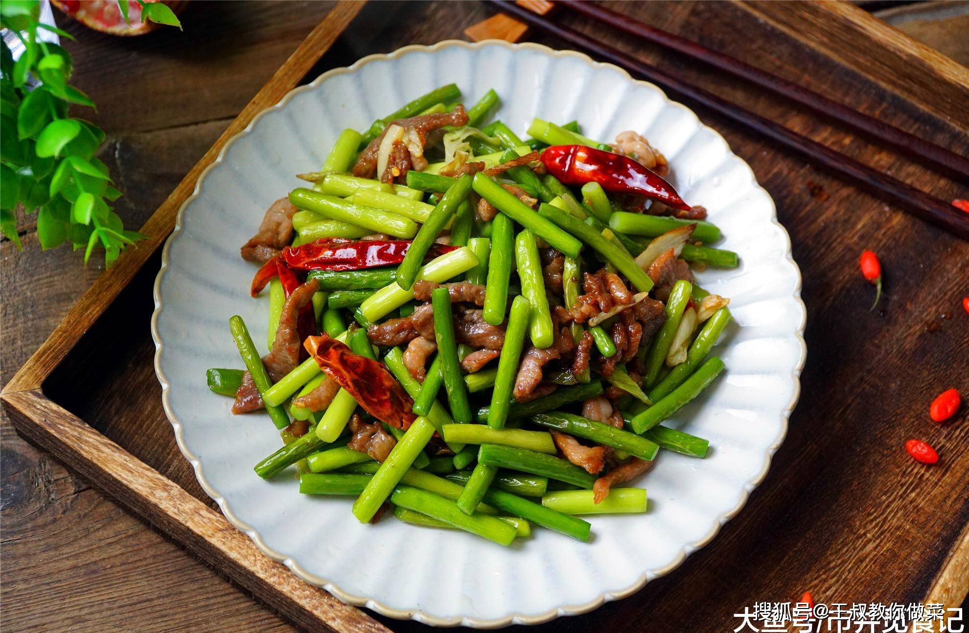 比较短,适合和肉类做成各类小炒,其中蒜薹炒肉丝是家庭里面烹饪最多的