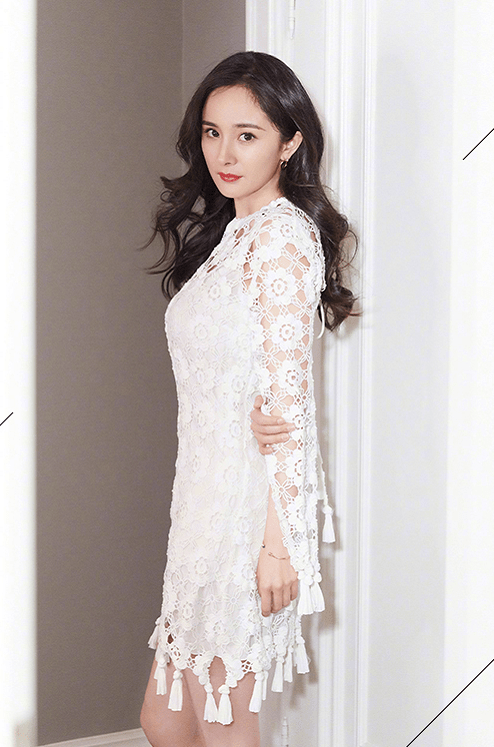 一身|杨钰莹离开美颜好真实，穿一身蕾丝装也不显嫩，终于有了中年味道