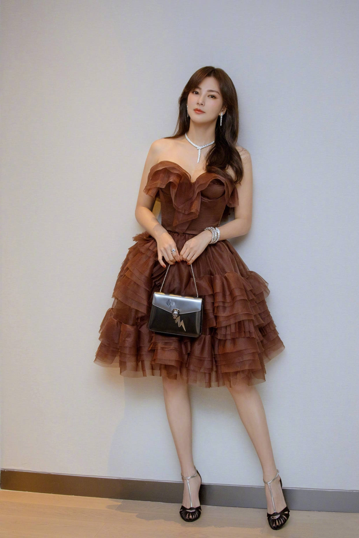 张雨绮|张雨绮真“天生会穿”,一袭绿色深V裙美到国外,镜头怼脸更惊艳