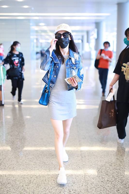 黑色|黄圣依穿着渐变T恤,丝毫没有“豪门阔太”感,看起来清新简约