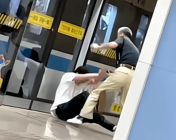 上车拥挤发生纠纷,65岁大爷与37岁小伙互殴,小伙手机被打飞