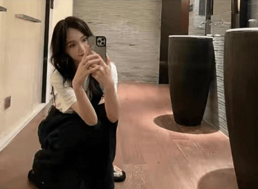 生活|唐嫣衣着宽松休闲，被指疑怀二胎，回应方式简单粗暴