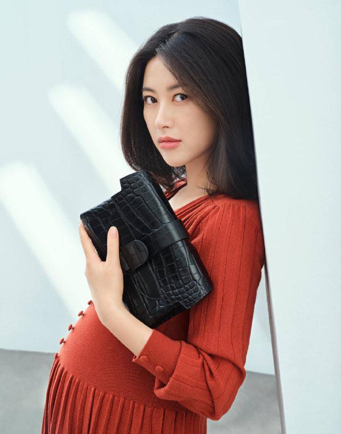 朱珠挺孕肚营业,站着受访被赞敬业,说话温柔生图状态超赞_蓝心洁