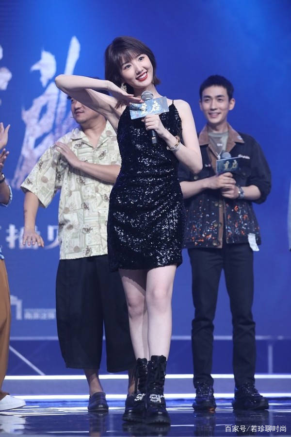 服装|毛晓彤的肌肤虽然白，但吊带裙却暴露了腿部线条，看着都不温柔了