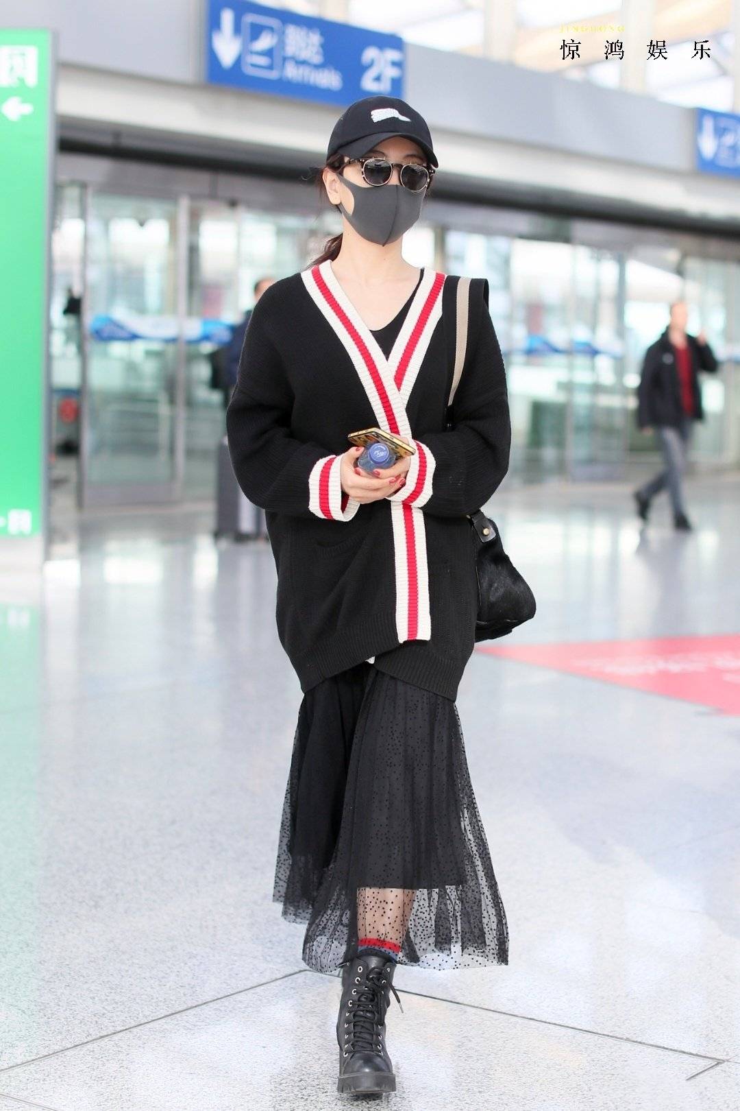 黑色|杨蓉不仅演技好，私服穿搭也非常时髦大气，人美有实力不火意难平