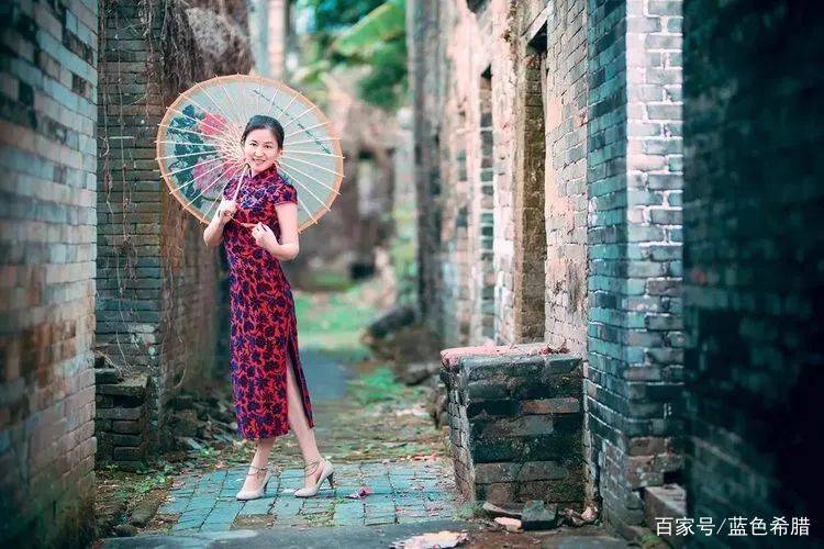 气质|拍出落落大方气质照,6个姿势学起来,中年青年女性拍照都适用