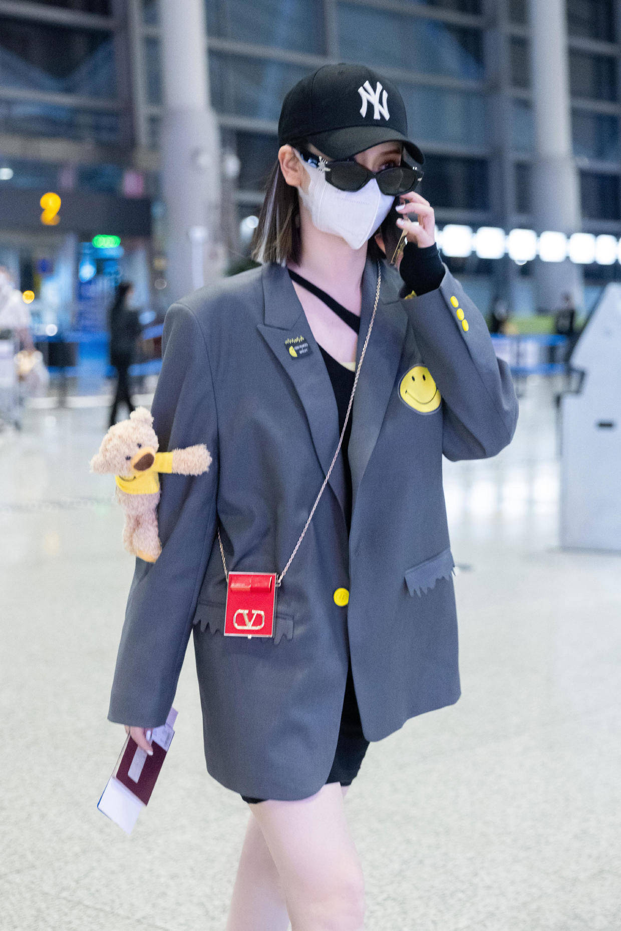 戚薇|戚薇真是个“?时髦精”，一身灰色工装风套装潇洒帅气，利落干练