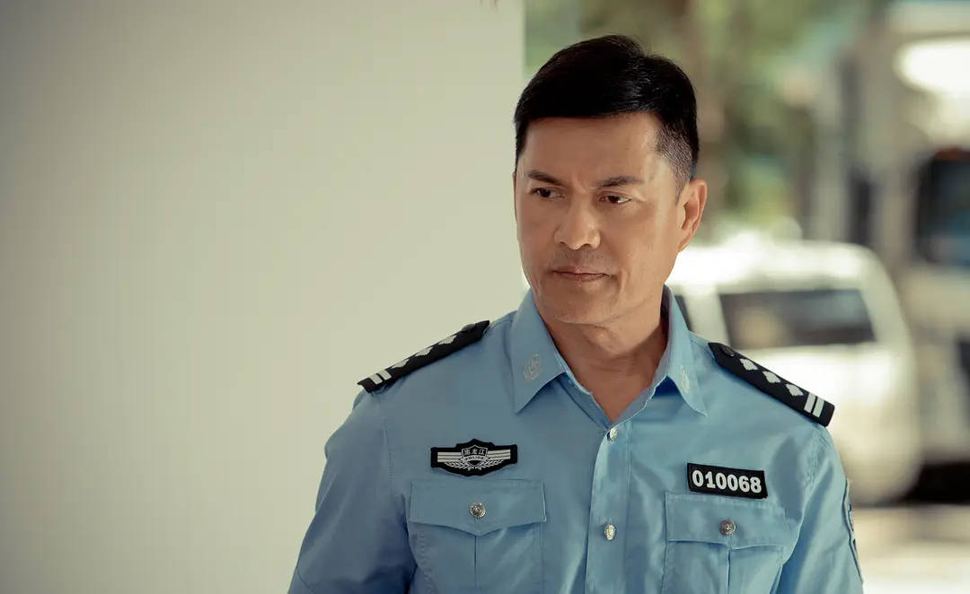 而近期热映的由吕良伟,郑昊主演的《天下无拐》,则选用打拐办刑警破案