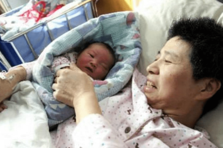 因为|大一男生放暑假打开家门呆住，39岁妈妈偷摸生了二胎，真哭笑不得