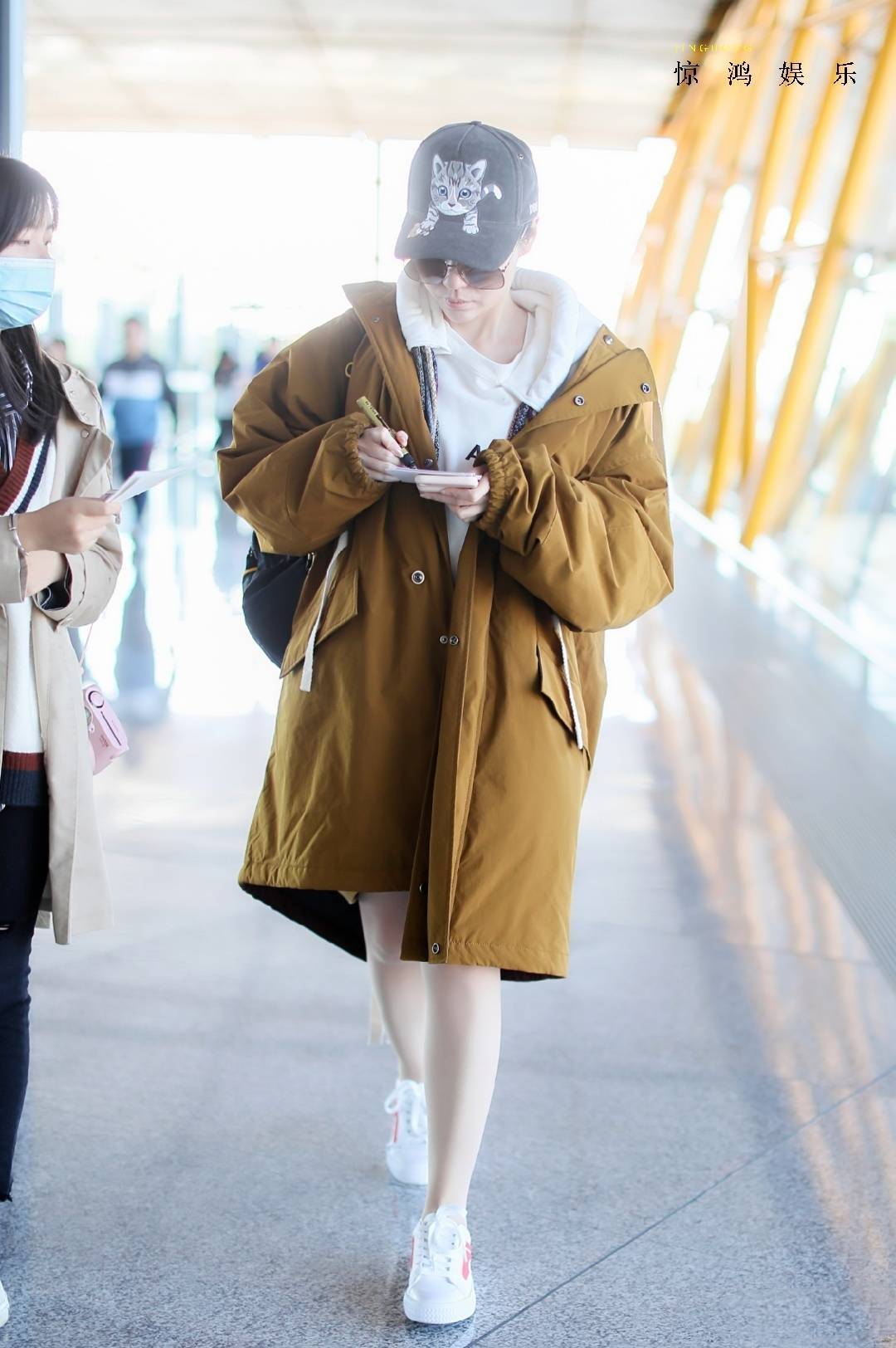 卫衣|张靓颖现身机场,上身夏天下身过夏天的造型,网友:真的不冷吗