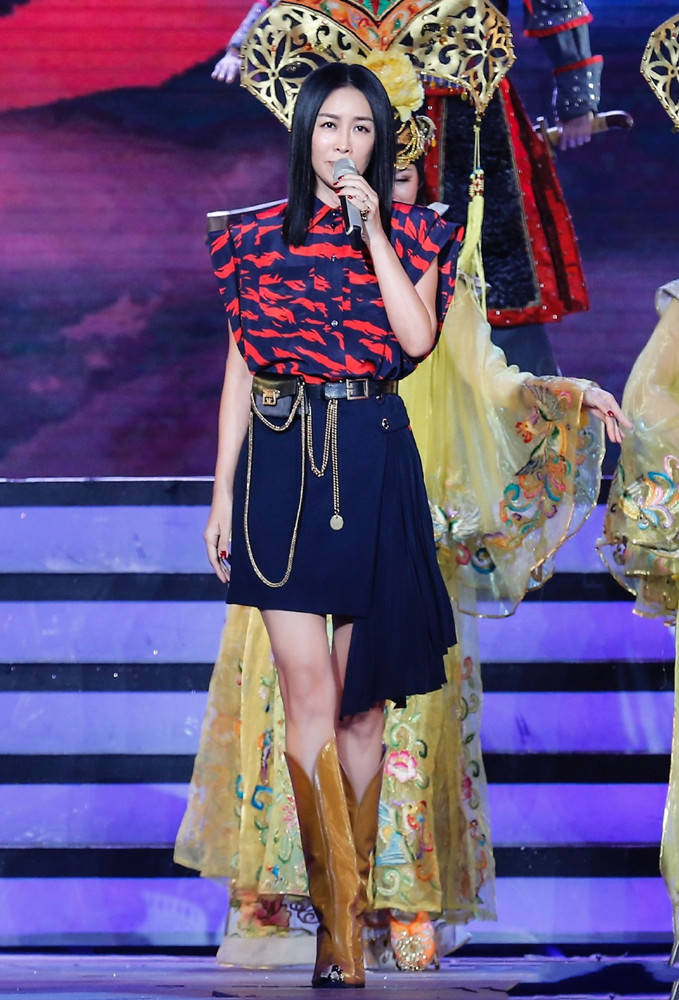 服装|新一期《萌探》那英扮白发魔女，穿黑色又瘦又拽，真是社会我那姐