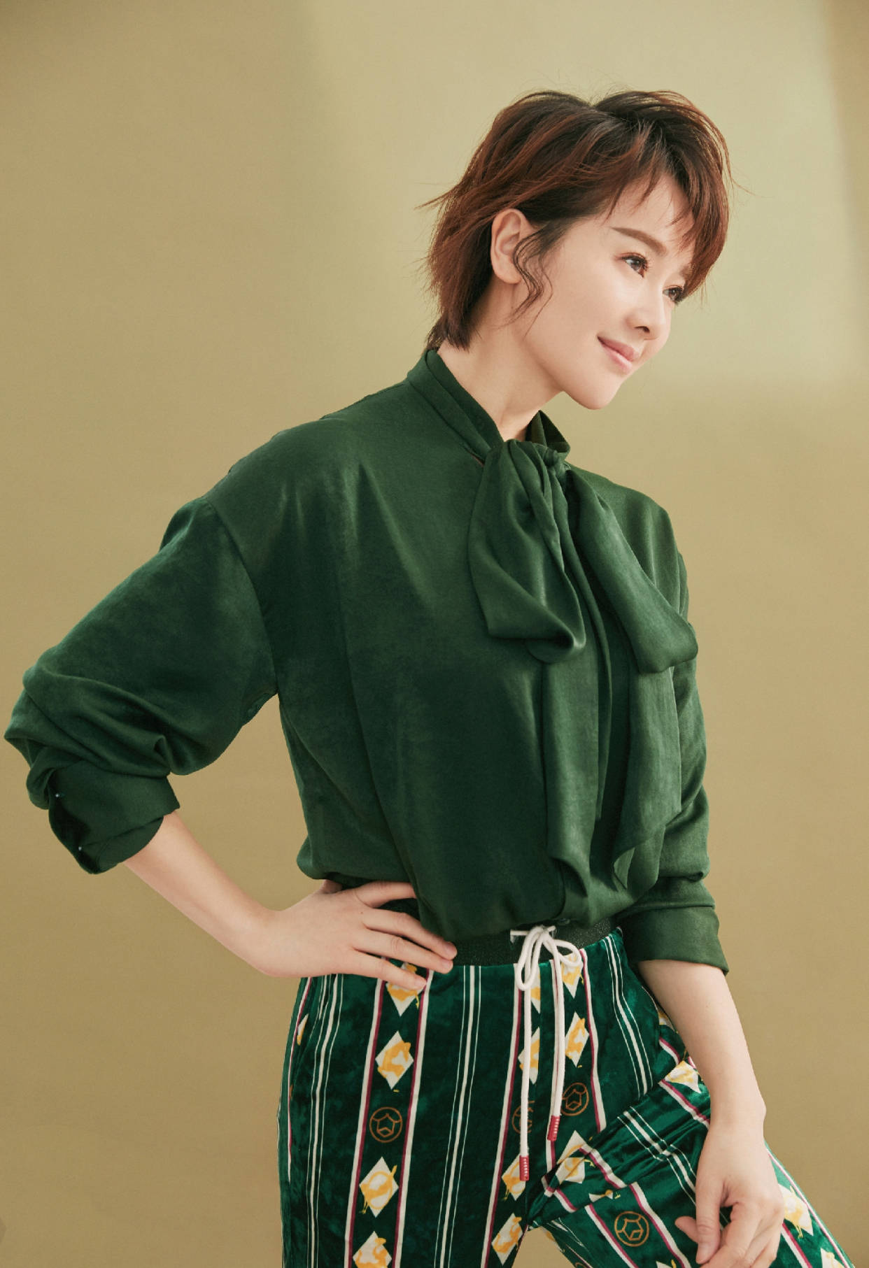 酒吧|当温柔恬静的左小青穿上皮夹克，网友：像乖乖女进了酒吧，太违和