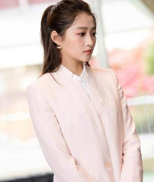 黑色|看完林允这身西装，我终于明白她为什么可以成为星女郎了