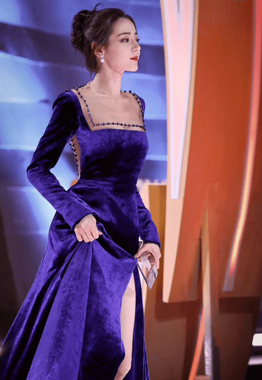 显得|迪丽热巴人美又会穿，一袭宝蓝色丝绒长裙高贵典雅，高级时髦