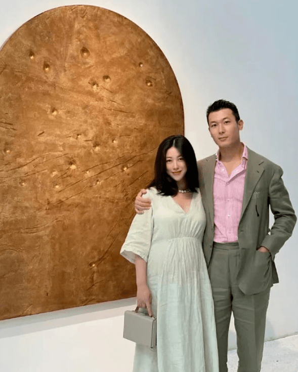 孕晚期也闲不住!朱珠挺8个月大孕肚看展
