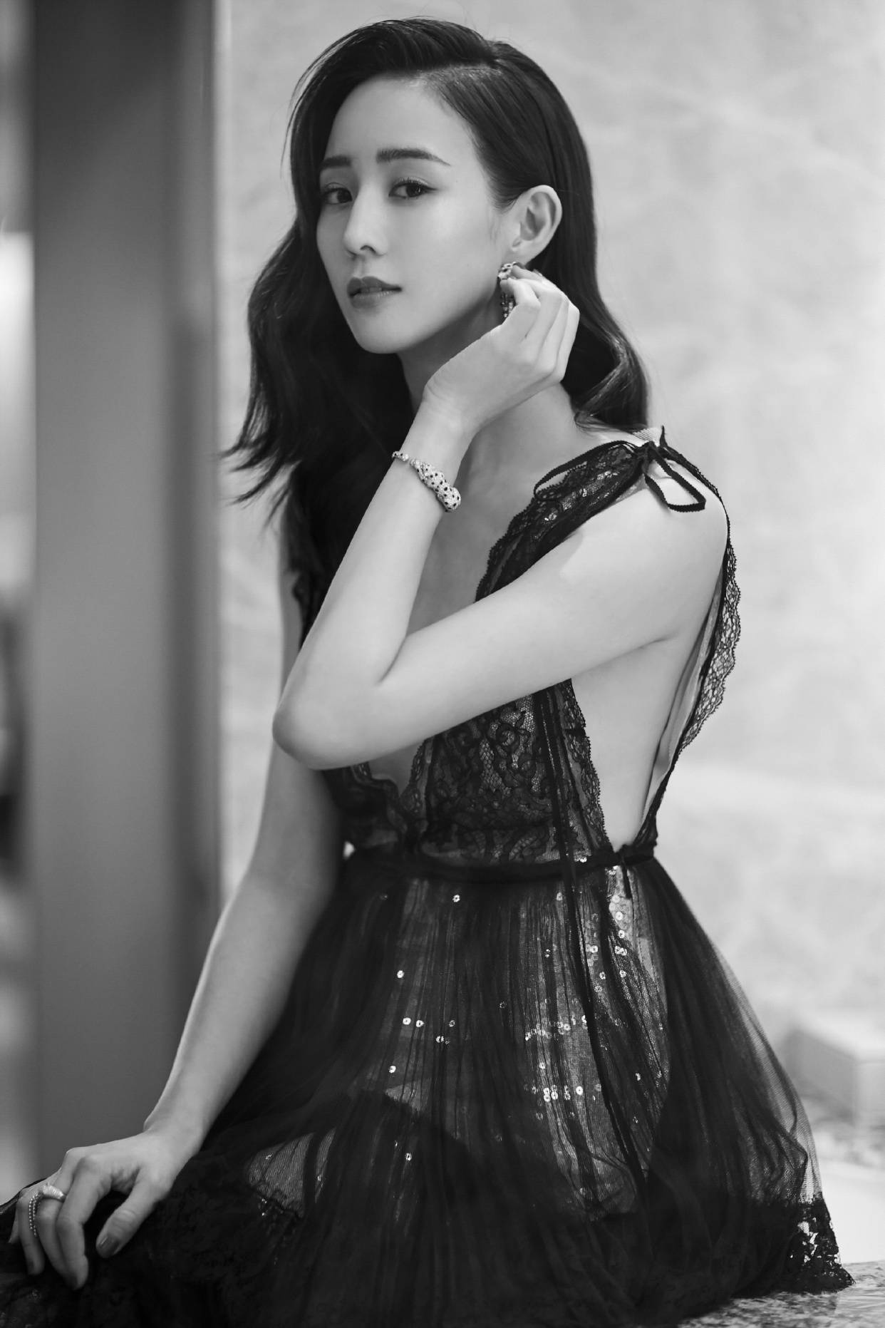 元素|张钧甯黑裙造型太野了,一袭深V领口开到腰,又纯又欲好“犯规”