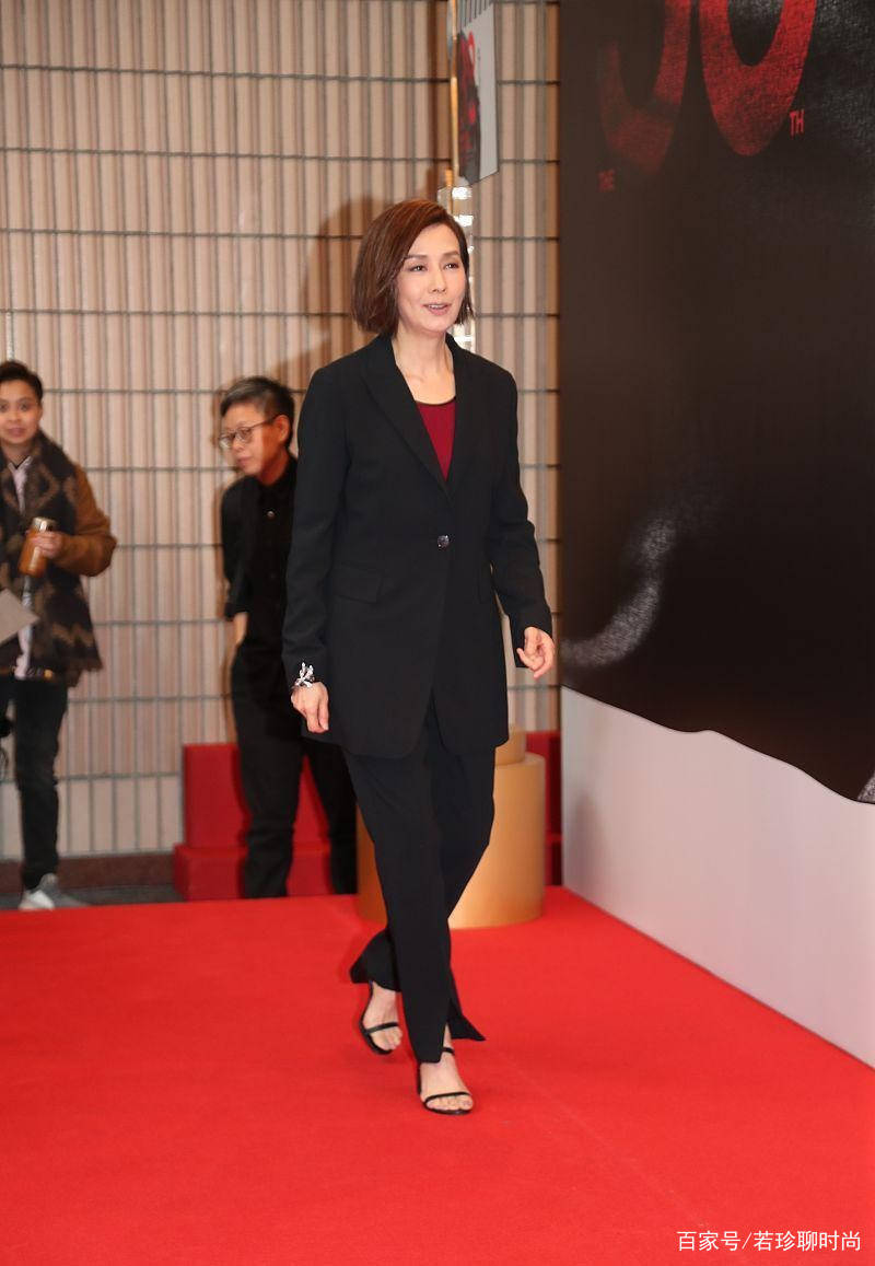 服装|毛舜筠虽然已经60多了，但是身材保养得好好，穿紧身裤腿好细