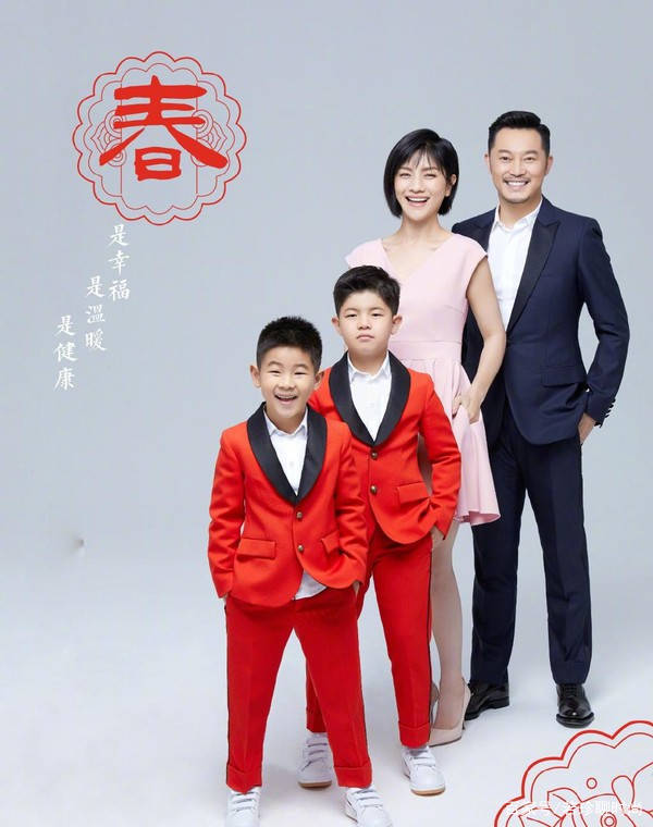 显得|太羡慕沙溢了，胡可真的很年轻，穿粉色少女裙优雅又甜美