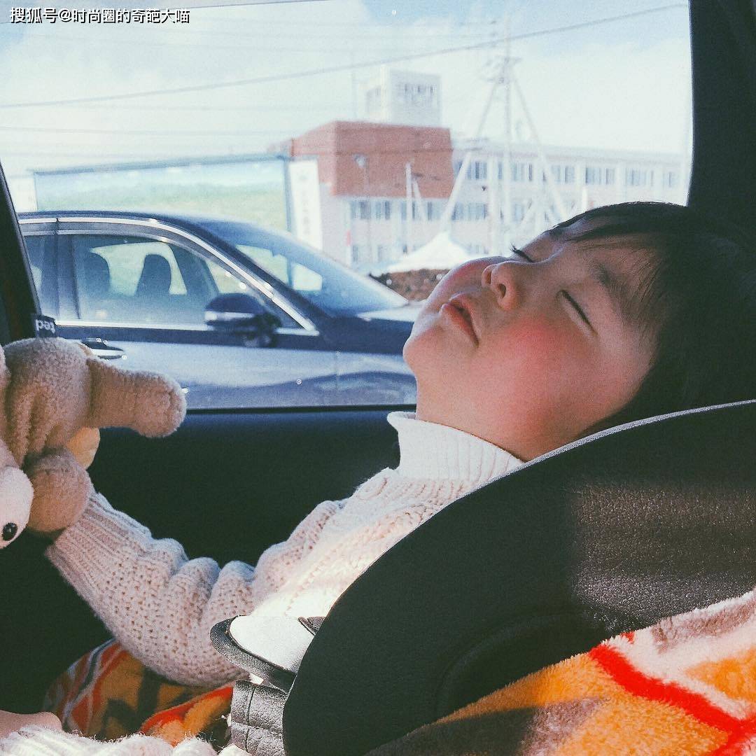 眼睛|精致得像娃娃?软萌可爱被无数人当头像,造型打扮更是镜头感十足