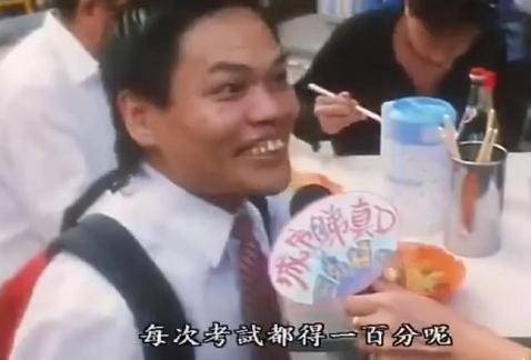 曾是星爺御用配角,人稱香港最醜男,妻敗光家產出走,現唱歌養家