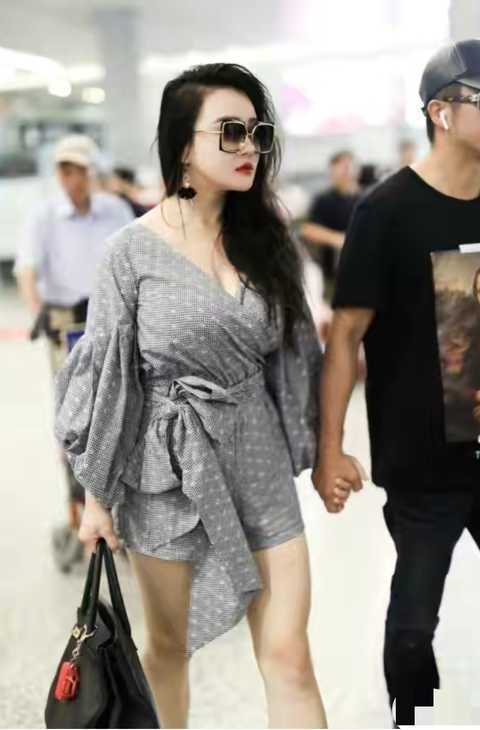 冉莹颖|邹市明携美娇妻现身机场,冉莹颖穿紧身黑色吊带背心,大秀身材