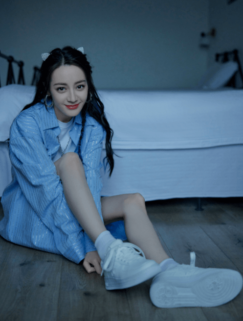 显得|迪丽热巴人美又会穿，一袭宝蓝色丝绒长裙高贵典雅，高级时髦