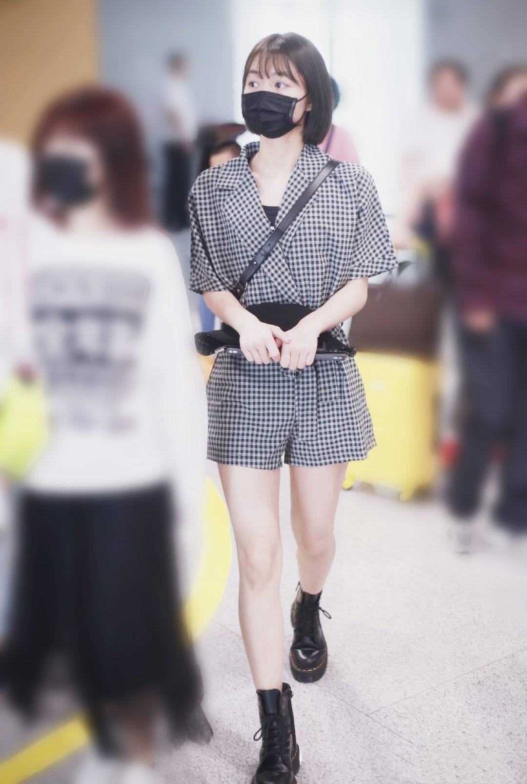 火箭少女|火箭少女罕见“机场合体”，孟美岐大哥廊西霸气，杨超越拖鞋亮了