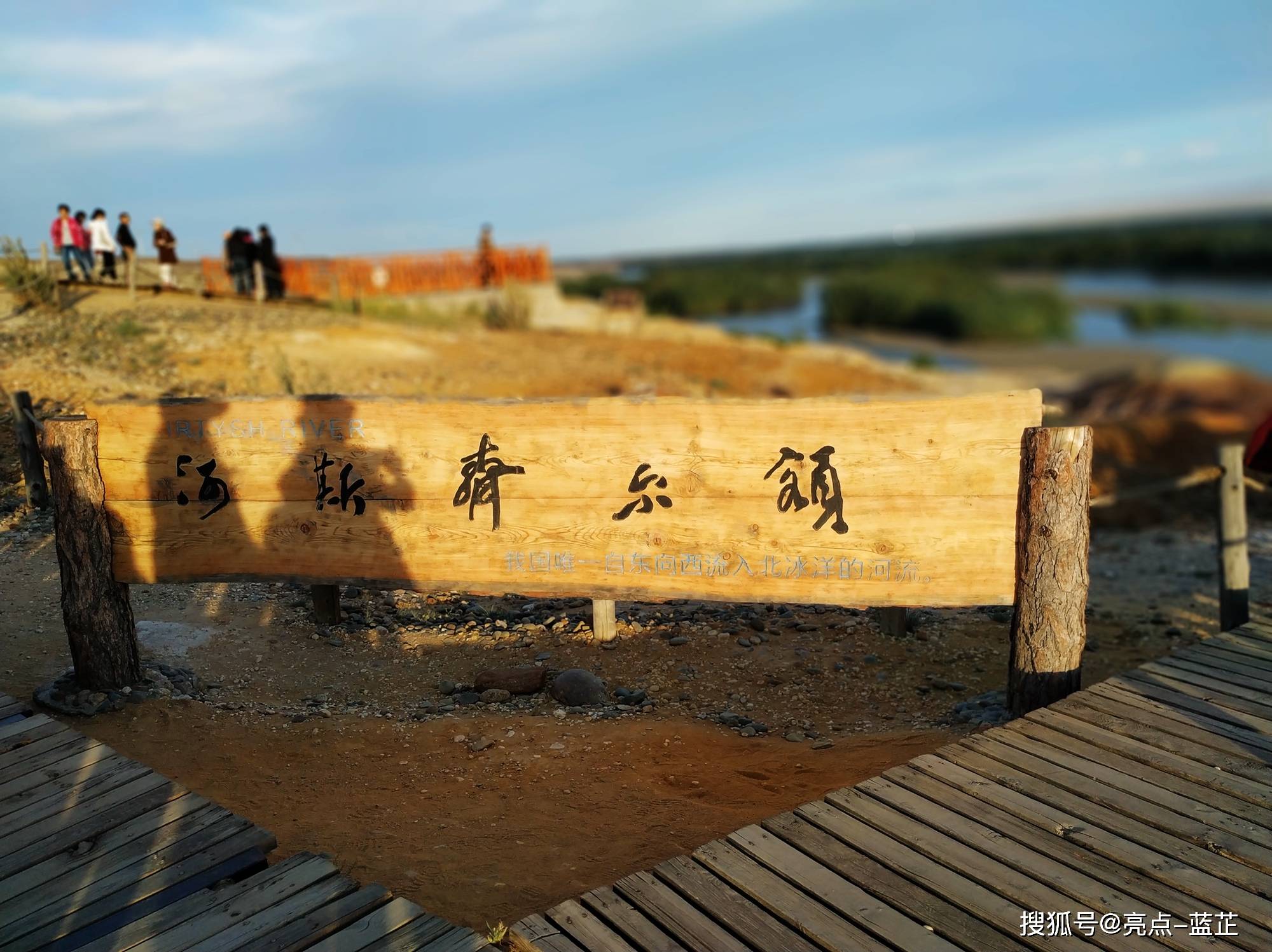 布尔津五彩滩景区的大门在河岸的东侧,进入景区后是一个广场,广场上有