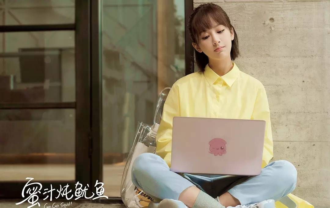 头巾|杨紫的“佟年风”要火了，日常穿搭清新又甜美，骨子里透着少女感