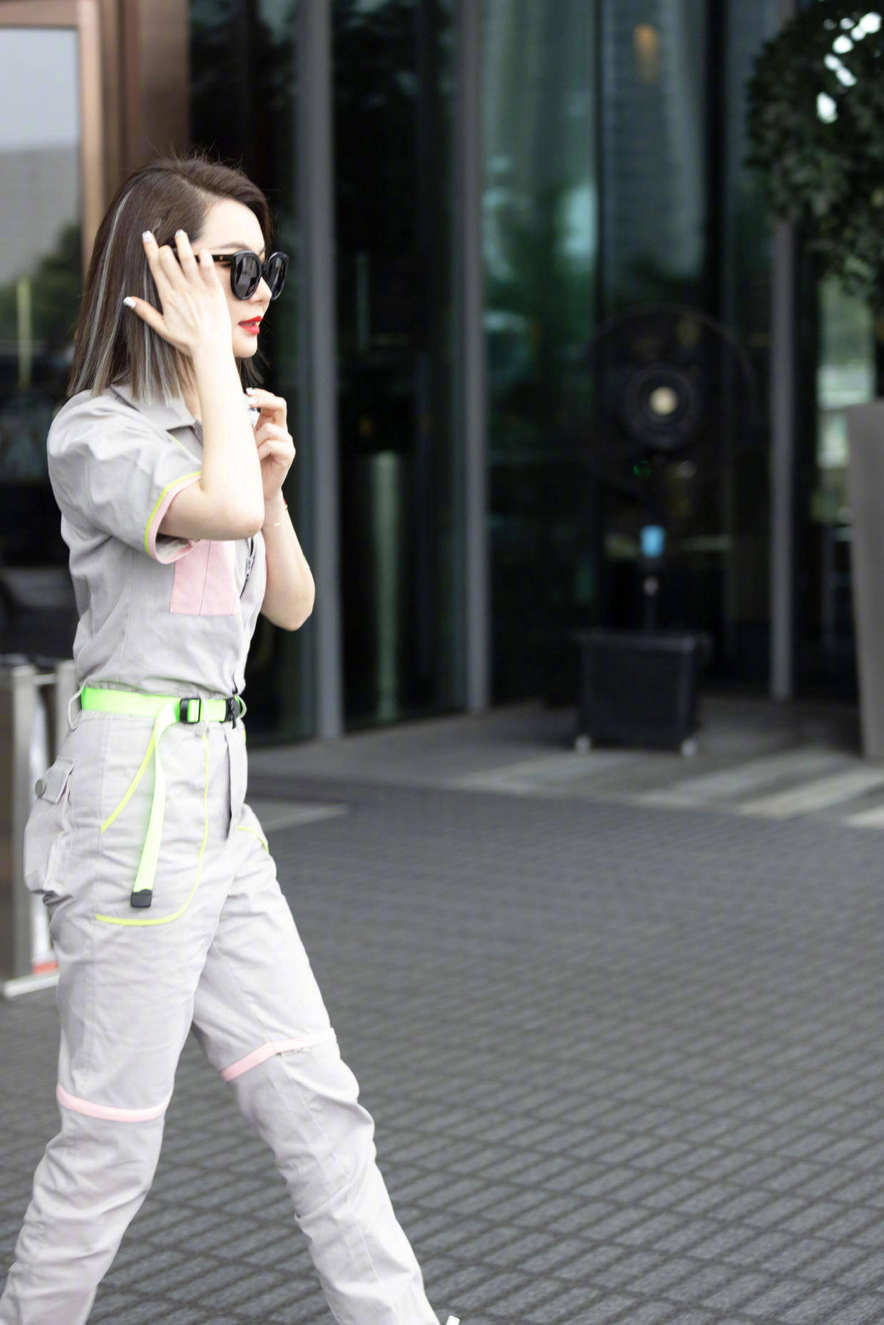 戚薇|戚薇真是个“?时髦精”,一身灰色工装风套装潇洒帅气,利落干练