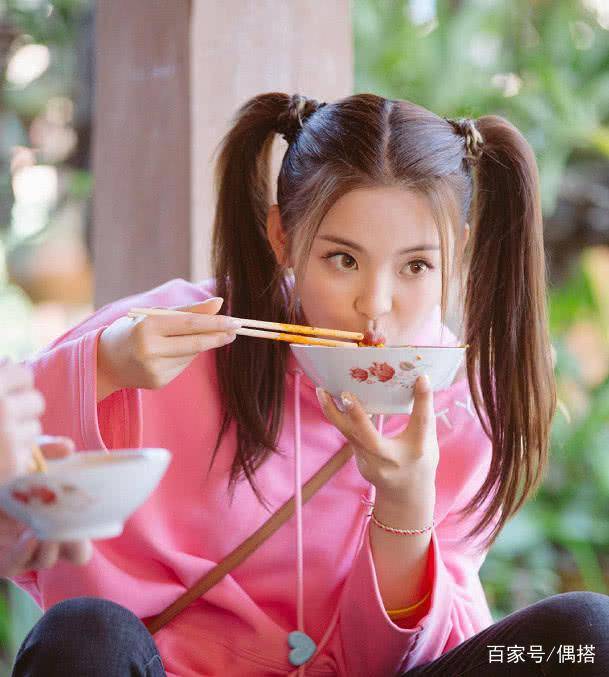 卷发|这发型要“火”了！杨超越连扎5次，迪丽热巴也跟风，不知道out了