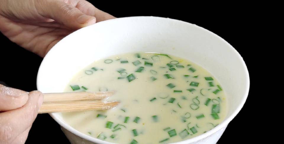 夏天|牛奶不要直接喝了,加上它一起喝,营养更丰富,夏天喝特别爽