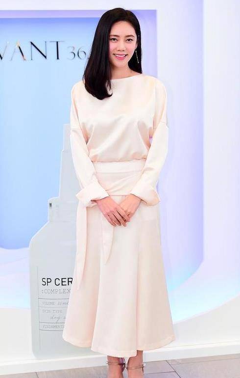 变化|秋瓷炫状态真好,当了妈穿裙子曲线没变化,身材有肉也不显胖