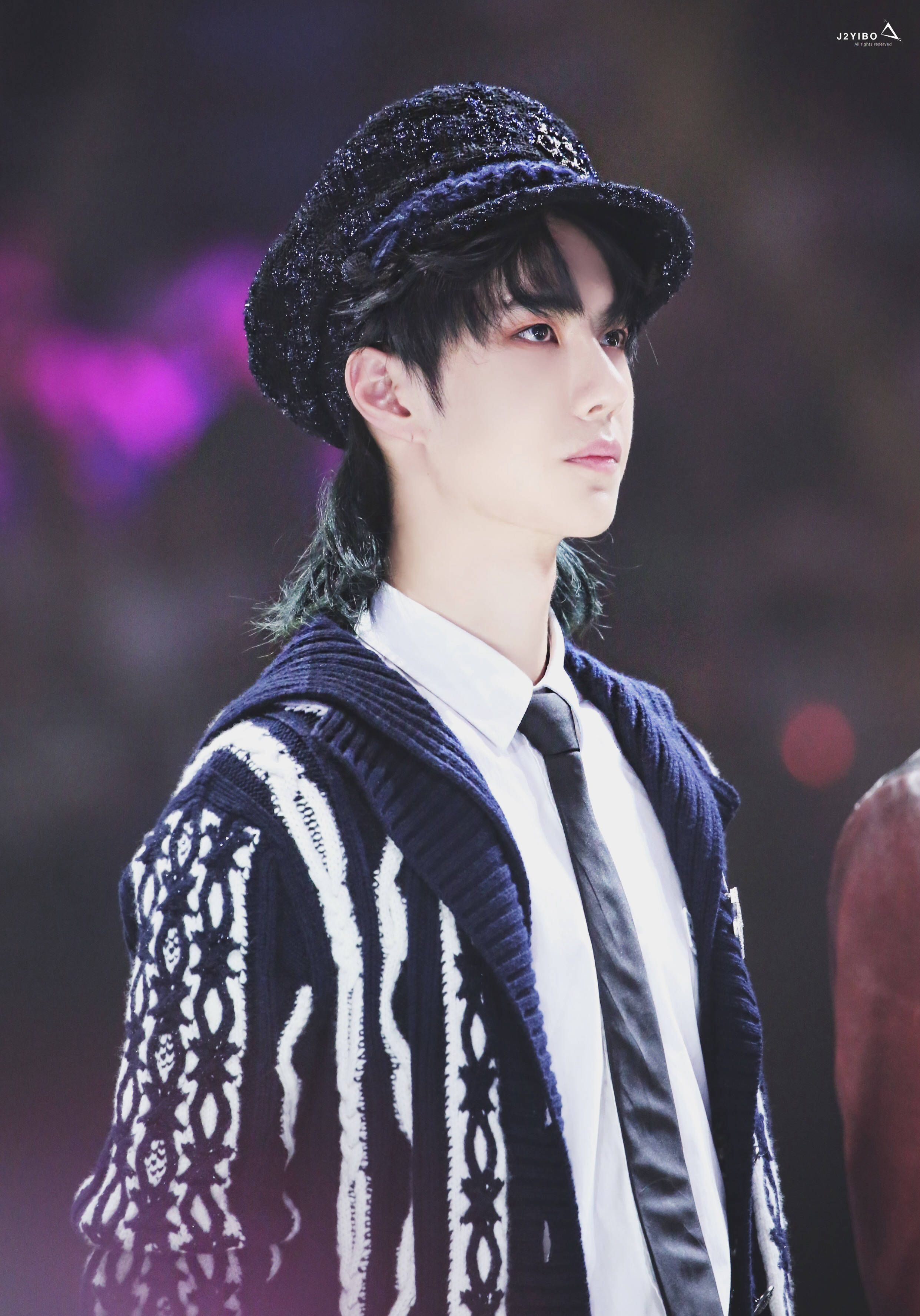 色调|当酷盖王一博与温柔针织衫碰撞，最经典时髦的5种穿法，可A可奶